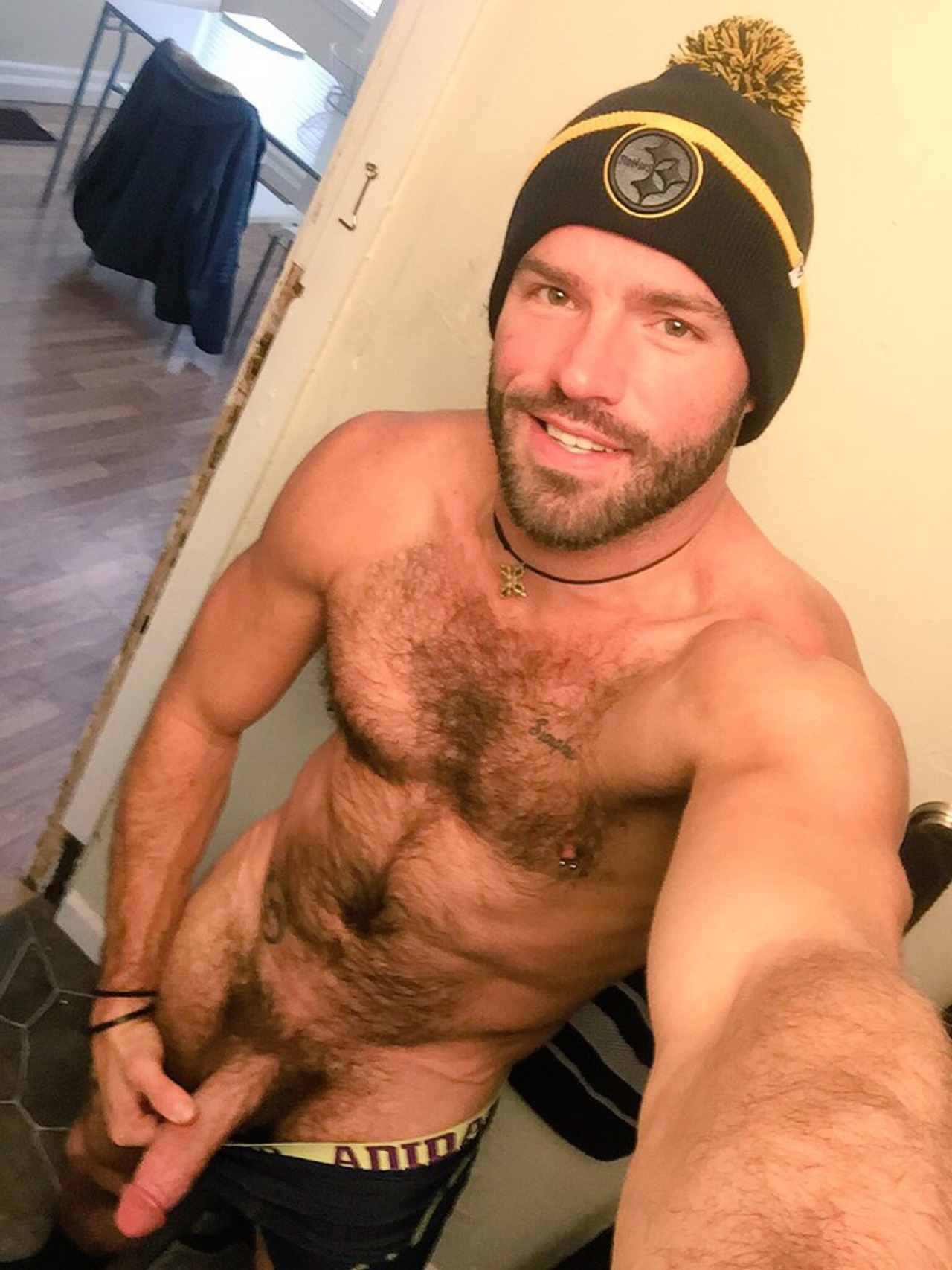 naked_guy_selfie